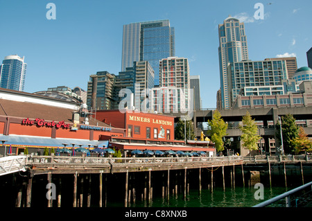 Touristischen Geschäfte Restaurant Seattle Bay Waterfront Downtown Washington Vereinigte Staaten Stockfoto