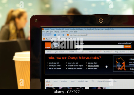 Die Orange-Website erschossen in einem Coffee-Shop-Umfeld (nur zur redaktionellen Verwendung: print, TV, e-Book und redaktionelle Webseite). Stockfoto
