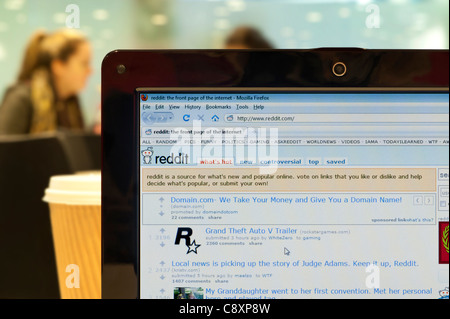 Die Reddit Website erschossen in einem Coffee-Shop-Umfeld (nur zur redaktionellen Verwendung: print, TV, e-Book und redaktionelle Webseite). Stockfoto