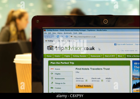 Die Trip Advisor-Website erschossen in einem Coffee-Shop-Umfeld (nur zur redaktionellen Verwendung: print, TV, e-Book und redaktionelle Webseite). Stockfoto