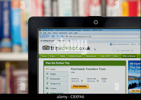Die Trip Advisor-Website erschossen vor einem Bücherregal-Hintergrund (nur zur redaktionellen Verwendung: print, TV, e-Book und redaktionelle Webseite). Stockfoto