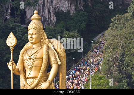 Goldene Statue der Hindu Gott Lord Murugan in den Batu Höhlen, Malaysia Stockfoto