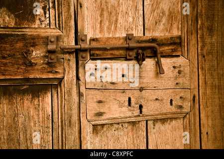 Eine verwitterte alte Tür in Vittoria, Le Marche, Italien Stockfoto