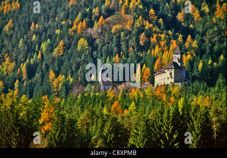 Herbst in Valle Aurina. Castello Neuhaus. Stockfoto