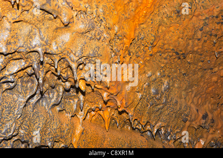 Lava-Formationen in der Gruta Do Carvao, Lavaröhre Ponta Delgada, Sao Miguel, Azoren Stockfoto