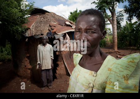 Überlebende des mächtigen Hagel stehen in den Trümmern ihres Hauses in Namutumba District, Uganda, Ostafrika. Stockfoto