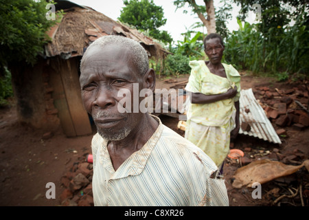 Überlebende des mächtigen Hagel stehen in den Trümmern ihres Hauses in Namutumba District, Uganda, Ostafrika. Stockfoto