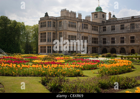 Ein Blick auf das Parterre und hinter dem Haus Audley End House and Gardens in Essex, im Besitz von English Heritage Stockfoto