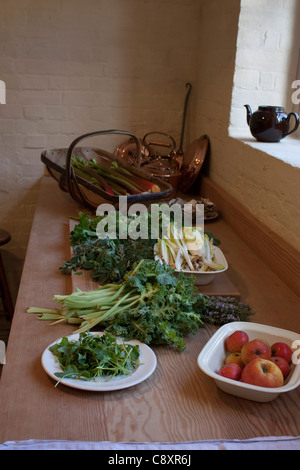 Obst und Gemüse auf dem Display in der viktorianischen Küche Audley End House and Gardens Stockfoto