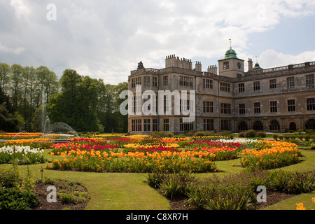 Ein Blick auf das Parterre und hinter dem Haus Audley End House and Gardens in Essex, im Besitz von English Heritage Stockfoto