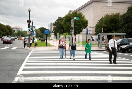 Menschen überqueren das Straßenbild, Washington DC USA Stockfoto