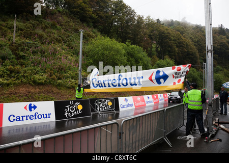 Arbeiter, die Vorbereitung der Berggipfel-Banner am Col de Cere, Stufe 9, Tour de France-Radrennen 2011 Stockfoto