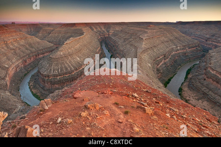 Der San Juan River schlängelt sich nach Sonnenuntergang im Goosenecks State Park, Utah, USA Stockfoto