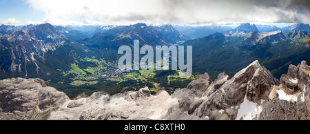 Panoramablick vom Tofane hinunter nach Cortina d ' Ampezzo, Dolomiten, Italien Stockfoto