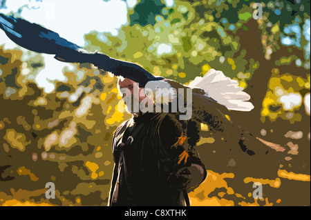 Männer tragen einen Weißkopfseeadler auf seinem Arm. Stockfoto