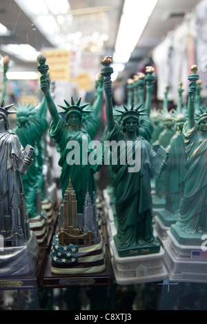 Freiheitsstatue Liberty Souvenirs zum Verkauf in einem Schaufenster in New York City. Stockfoto