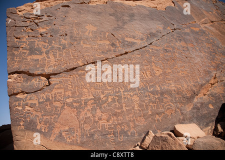 Alten Felszeichnungen auf einem Felsen, bekannt als Graffiti Rock am Musayqirah, in der Nähe von Riad, Saudi-Arabien. Stockfoto