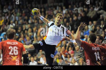 03 11 2011 Handball Supercup Berlin, Deutschland, Deutschland gegen Dänemark.  Michael Haass Nr. 24 Michael Knudsen Dänemark 14 Kasper Nielsen Dänemark Nr. 26 Handball Nationalmannschaft internationale match DHB-Supercup Stockfoto