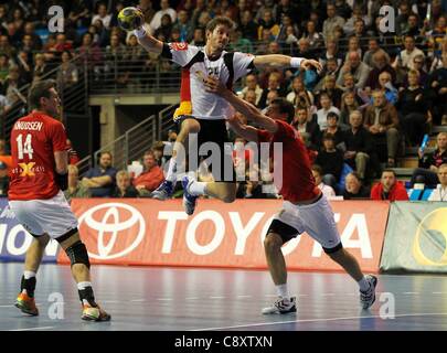 03 11 2011 Handball Supercup Berlin, Deutschland, Deutschland gegen Dänemark.   Michael Knudsen Michael Hass Mads Christiansen Herausforderung für den ball Stockfoto