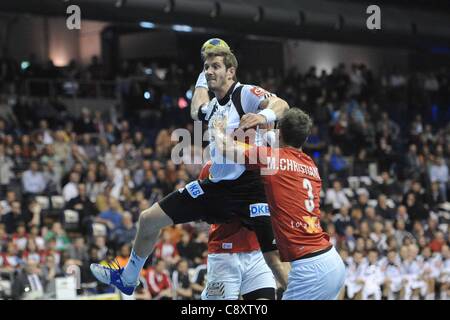 03 11 2011 Handball Supercup Berlin, Deutschland, Deutschland gegen Dänemark. Michael Haass Deutschland links gegen Mads Christiansen Dänemark rechts Stockfoto