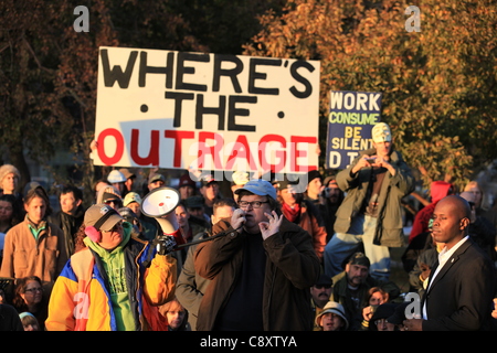 Denver, Colorado - Oscar preisgekrönte Filmemacher und Bestseller-Autor Michael Moore befasst sich mit eine Schar von Denver besetzen Demonstranten am Stadtpark in Denver auf Donnerstag, 3. November 2011.  Moore ist in Denver sein neueste Buch mit dem Titel "Hier kommt Ärger: Geschichten von My Life" zu fördern. Stockfoto