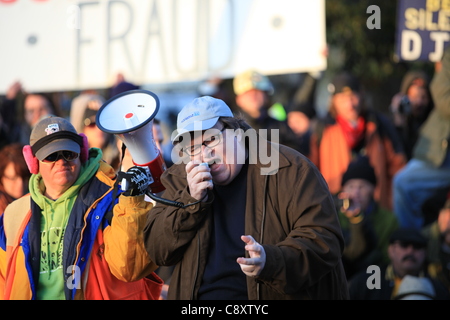 Denver, Colorado - Oscar preisgekrönte Filmemacher und Bestseller-Autor Michael Moore befasst sich mit eine Schar von Denver besetzen Demonstranten am Stadtpark in Denver auf Donnerstag, 3. November 2011.  Moore ist in Denver sein neueste Buch mit dem Titel "Hier kommt Ärger: Geschichten von My Life" zu fördern. Stockfoto