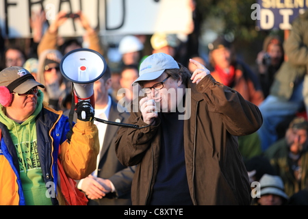 Denver, Colorado - Oscar preisgekrönte Filmemacher und Bestseller-Autor Michael Moore befasst sich mit eine Schar von Denver besetzen Demonstranten am Stadtpark in Denver auf Donnerstag, 3. November 2011.  Moore ist in Denver sein neueste Buch mit dem Titel "Hier kommt Ärger: Geschichten von My Life" zu fördern. Stockfoto