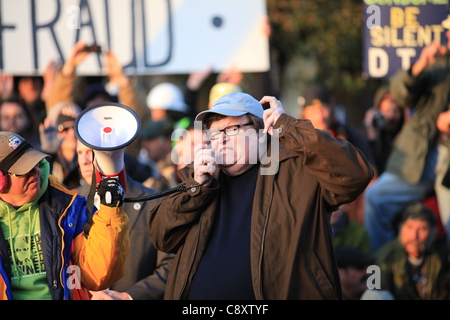 Denver, Colorado - Oscar preisgekrönte Filmemacher und Bestseller-Autor Michael Moore befasst sich mit eine Schar von Denver besetzen Demonstranten am Stadtpark in Denver auf Donnerstag, 3. November 2011.  Moore ist in Denver sein neueste Buch mit dem Titel "Hier kommt Ärger: Geschichten von My Life" zu fördern. Stockfoto