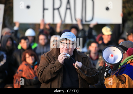 Denver, Colorado - Oscar preisgekrönte Filmemacher und Bestseller-Autor Michael Moore befasst sich mit eine Schar von Denver besetzen Demonstranten am Stadtpark in Denver auf Donnerstag, 3. November 2011.  Moore ist in Denver sein neueste Buch mit dem Titel "Hier kommt Ärger: Geschichten von My Life" zu fördern. Stockfoto