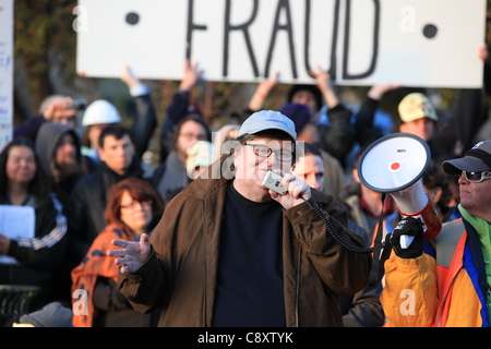 Denver, Colorado - Oscar preisgekrönte Filmemacher und Bestseller-Autor Michael Moore befasst sich mit eine Schar von Denver besetzen Demonstranten am Stadtpark in Denver auf Donnerstag, 3. November 2011.  Moore ist in Denver sein neueste Buch mit dem Titel "Hier kommt Ärger: Geschichten von My Life" zu fördern. Stockfoto