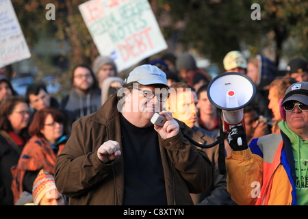 Denver, Colorado - Oscar preisgekrönte Filmemacher und Bestseller-Autor Michael Moore befasst sich mit eine Schar von Denver besetzen Demonstranten am Stadtpark in Denver auf Donnerstag, 3. November 2011.  Moore ist in Denver sein neueste Buch mit dem Titel "Hier kommt Ärger: Geschichten von My Life" zu fördern. Stockfoto