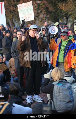 Denver, Colorado - Oscar preisgekrönte Filmemacher und Bestseller-Autor Michael Moore befasst sich mit eine Schar von Denver besetzen Demonstranten am Stadtpark in Denver auf Donnerstag, 3. November 2011.  Moore ist in Denver sein neueste Buch mit dem Titel "Hier kommt Ärger: Geschichten von My Life" zu fördern. Stockfoto