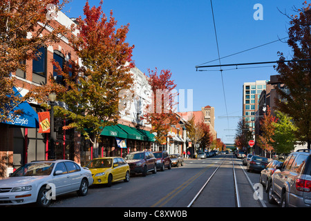 Geschäfte, Bars und Restaurants an der Präsident Clinton Avenue im Stadtteil River Markt in der Innenstadt von Little Rock, Arkansas, USA Stockfoto