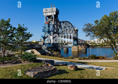 Die Kreuzung Brücke (eine ehemalige Eisenbahnbrücke) über den Arkansas River, Riverfront Park in der Innenstadt von Little Rock, Arkansas, USA Stockfoto