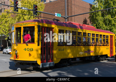 Fluss Schiene Streetcar auf 2nd Street in der Innenstadt von Little Rock, Arkansas, USA Stockfoto