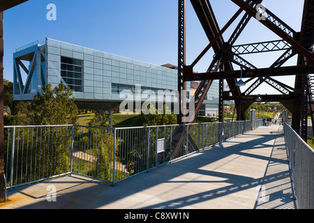 Die William J Clinton Presidential Library and Museum von der Clinton Presidential Park Brücke, Little Rock, Arkansas, USA Stockfoto