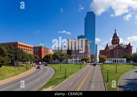 Website der Kennedy-Ermordung Blickrichtung Dealey Plaza mit alten Texas Schulbuch Depository nach links, Dallas, Texas, USA Stockfoto