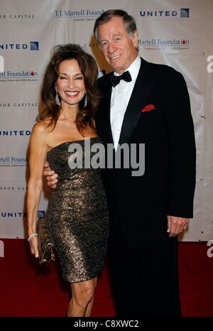 Susan Lucci, Ehemann Helmut Huber im Ankunftsbereich für T.J Martell Foundation 36th Annual NY Ehren Gala, Marriott Marquis Hotel, New York, NY 3. November 2011. Foto von: F. Burton Patrick/Everett Collection Stockfoto