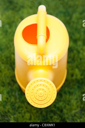 USA, Illinois, Metamora, Plastic Gießkanne auf Rasen Stockfoto
