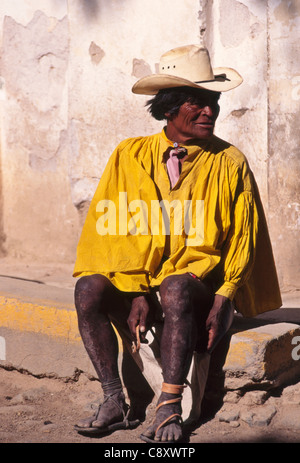 Tarahumara Mann Schnürung seine Sandalen in Batopilas, Copper Canyon Region von Mexiko Stockfoto