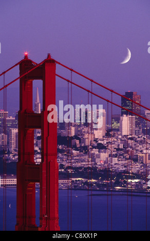 Mondaufgang in der Dämmerung über die Golden Gate Bridge und der Innenstadt von San Francisco, Kalifornien Stockfoto