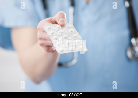 USA, Illinois, Metamora, Ärztin hält Blisterpackung Stockfoto