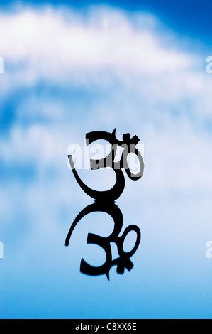 Hinduistischen OM / AUM Symbol spiegelt sich im Wasser in der Morgendämmerung in Indien Stockfoto