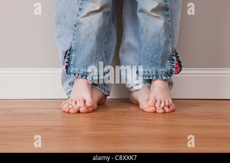 USA, Illinois, Metamora, Boy (6-7) auf seines Vaters Füßen stehend Stockfoto