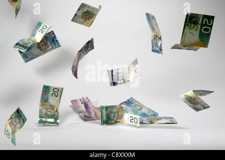 Kanadischer Dollar-Scheine herunterfallen Stockfoto