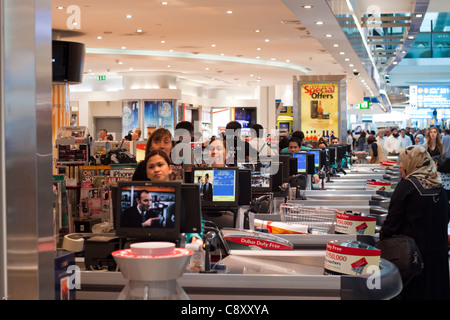 Einkaufen in Dubai International Airport, Vereinigte Arabische Emirate. Stockfoto