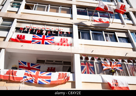 Detail der Block von Wohnungen und Balkon mit Flaggen in Gibraltar während Gibraltar Nationalfeiertag, 10. September 2011. Stockfoto