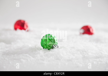 Weihnachtskugeln auf Schnee, Studio gedreht Stockfoto