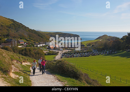 Der South West Coast Path oben Lulworth Cove auf der World Heritage Coast in Dorset England UK Stockfoto