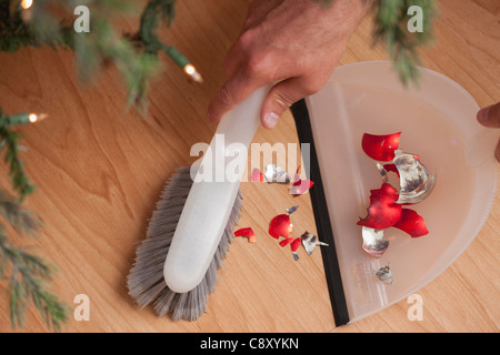 USA, Illinois, Metamora, Nahaufnahme Hände Reinigung Teile des gebrochenen Christmas Ornaments Stockfoto